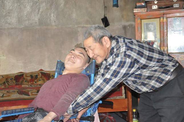 Өвөө, хүү хоёрт тусалцгаая